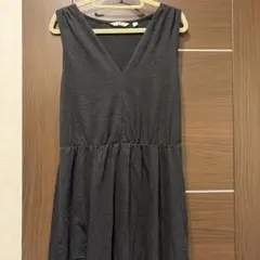 UNIQLO ブラックノースリーブ カットソーワンピース