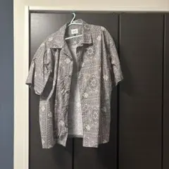 幾何学模様 グレー 半袖シャツ