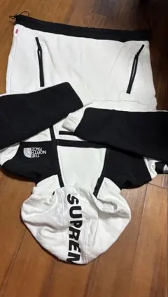 THE NORTH FACE シュプリーム コラボ　フード付きパーカー