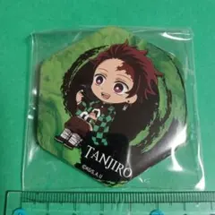 鬼滅の刃　六角形缶バッジ(炭治郎とおむすび)