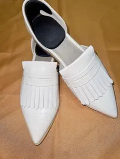 白 フリンジ付き ポインテッドトゥ ローファー