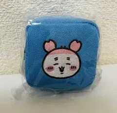 ちいかわ　カラビナつき刺繍スクエアミニポーチ