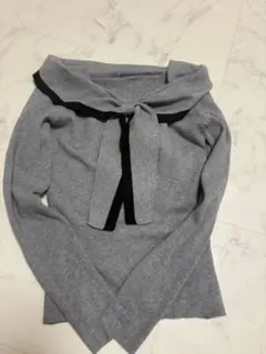 Dazy グレー リボン付きオフショルダー セーター