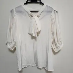 【値下げ中】新品 未使用 vis ホワイト ボウタイトップス freesizeのサムネイル