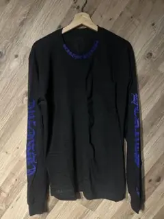 黒の長袖Tシャツ 青色プリントのサムネイル