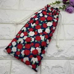 335＊ハンドメイド＊縦長巾着　巾着袋 　　黒猫と椿(ネイビー)