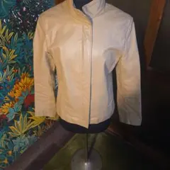 クリーム色 レザー スタンドカラー ジャケット