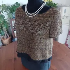 黒と金の半袖トップスのサムネイル