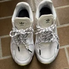 adidas ホワイト スニーカー