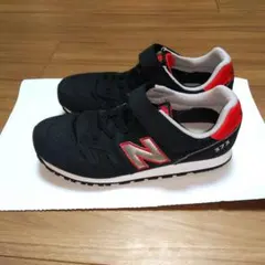美品★New Balance 黒/赤 スニーカー　22.5