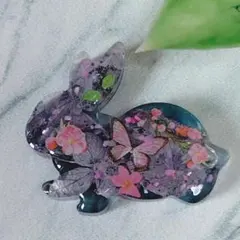 986.ウサギ型レジンチャーム 花と蝶