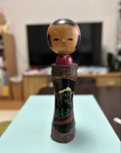 【投げ売り 緊急大幅値下げ】手描きの装飾が施された伝統的な木製こけし人形