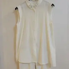 更にお値下げしました。襟にビジュー付き　ノースリーブ　カットソー