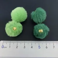 【4個セット】緑系 フェイクファーポンポンチャーム 2色入り ふわふわ ボンボン