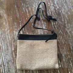 ベージュと黒のサコッシュ