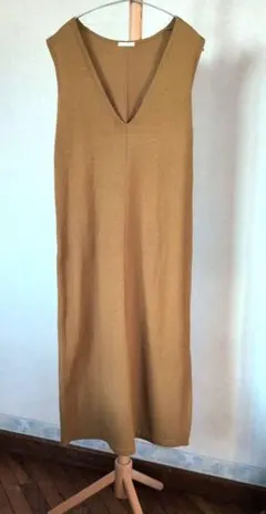 GU　Vネックノースリーブロングニットワンピース