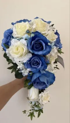 青と白のバラのブーケ
