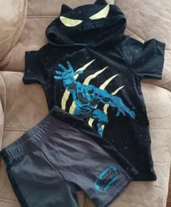 猫耳フード付きTシャツとショートパンツのセットアップ