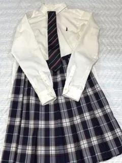 EASTBOYのリボン、ブラウス、スカート、カーディガンはコナカ