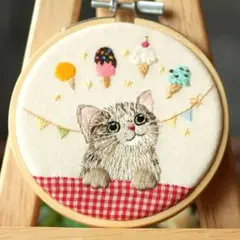 十五夜の夜に、月見団子を配達するブサカワ猫ちゃん刺繍フレーム