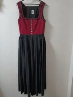 オーストリアウィーンのブティック　赤と黒のチェック柄ロングドレス