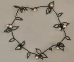 葉とフェイクパールのビーズネックレス チョーカー