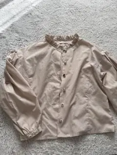 ベージュ フリル襟 パフスリーブ シャツ