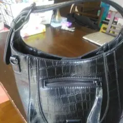 クロコダイル型押し ブラック ショルダーバッグ