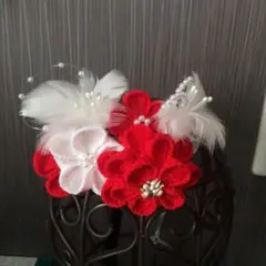 つまみ細工  赤と白  と白い羽根飾り三点セット