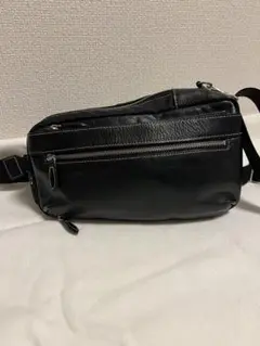 美品　デュモンクス　本革ボディバッグ　ブラック