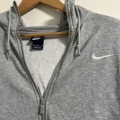 グレー パーカー