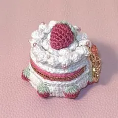 編み物　あみぐるみ　ピンク苺クリームホールケーキ　ポーチ　ストラップ　装飾付き