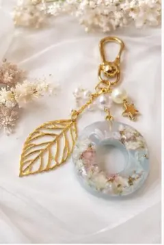 再販不可。マトリカリア♡お花✨レジンヘアゴムブローチ - メルカリ