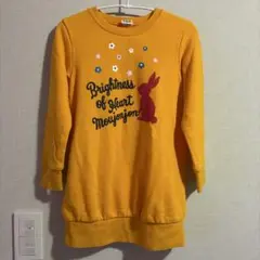 ウサギ刺繍のイエロートレーナー 120サイズ
