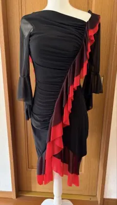 フリル付き黒赤ダンスドレス