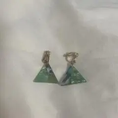 三角形の緑青グラデーションイヤリング