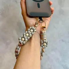 お花4つ　ハンドストラップ　スマホ　パール　オーダー　ギフト　パラコード　グレー