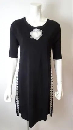 【新品】スーパービューティー胸元花モチーフサイドレーステープニットワンピース44