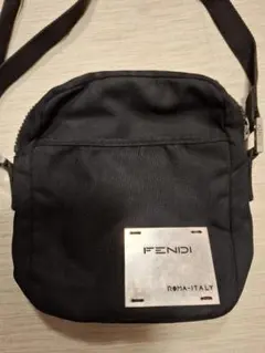 FENDI ブラック ショルダーバッグ ロゴプレート ポシェットのサムネイル