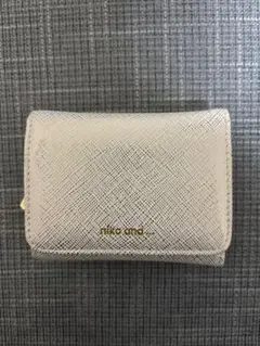 【新品未使用】niko and... ロゴ三つ折り財布 ゴールド