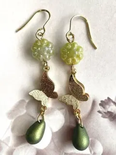 チェコビーズドロップとゴールド蝶々ピアスイヤリング　84