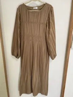 tal. by yumi. ベージュ プリーツ長袖ワンピース