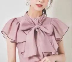 新品未使用 JUSGLITTY 2WAYリボンサテンブラウス - メルカリ