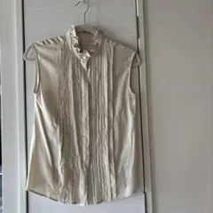 SNIDELアイボリー フリル付き ノースリーブシャツ