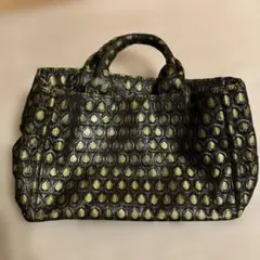 プラダ　黒と金のドット模様ハンドバッグ