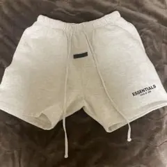 ESSENTIALS グレー ショートパンツ