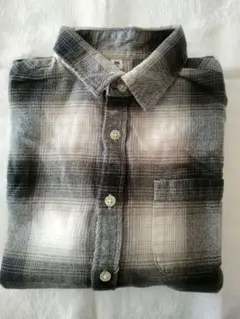 ユニクロ　グレー系チェック 長袖シャツ 150