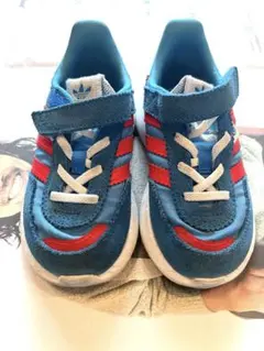 adidas ベルクロ付きスニーカー 青/赤