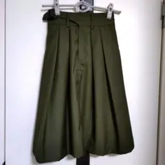 美品　未使用に近い　カーキ　サイドバックルベルトタックスカート　フィント