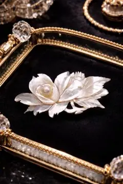 天然シェル彫刻フラワーブローチ パール風